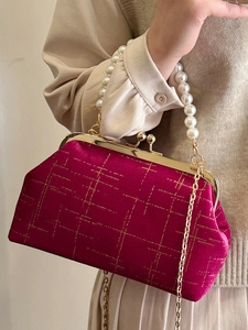 Sac coquille en velours matelassé rose avec poignée en perles et chaîne dorée