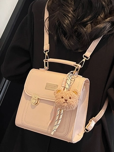 Borsa a mano minimalista rosa in finta pelle con ciondolo a orsetto e dettagli dorati