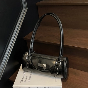 Vue détaillée du sac polochon noir brillant avec finitions argentées et cadenas en cœur
