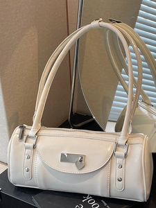 Grand Sac à Épaule Sous le Bras en Cuir PU pour Femme Pendentif Cœur Tendance Sac Baguette Verni pour Navette Quotidienne