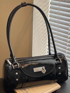 Sac baguette chic en cuir verni noir avec breloque cœur argentée et rivets métalliques