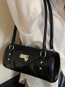 Sac baguette en cuir verni noir style Y2K avec fermoir cœur et détails argentés