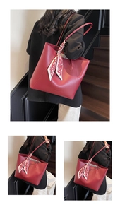 Detailansicht einer roten Shopper-Tasche mit einem gemusterten Seidenschal am Griff