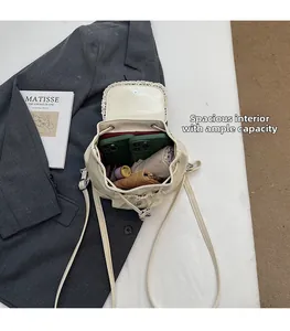 Vue intérieure du sac à dos en cuir crème montrant sa grande capacité de rangement