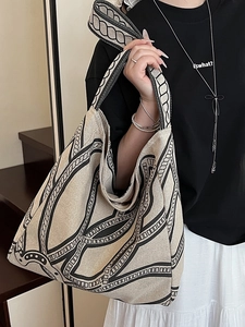 2025 Summer large canvas tote bag with chain print design for women on shoulder
