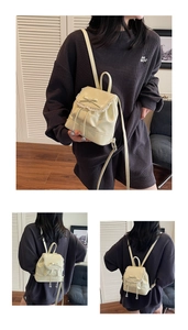 Détails du mini sac à dos blanc crème avec nœud en dentelle et cuir verni brillant