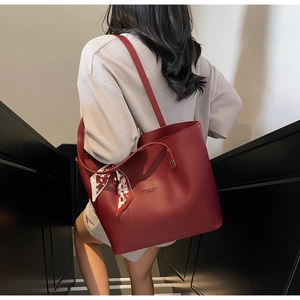 Detailansicht der weinroten Leder-Tote-Bag mit dekorativem Seidenschal mit Herzmuster