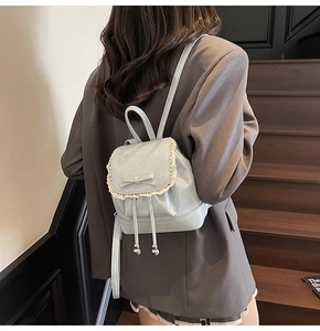 Détail d'un sac à dos bleu clair de style ballet avec dentelle et nœud élégant
