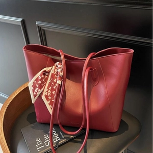 Damen Große Kapazität PU-Leder Einkaufstasche Elegante Pendler Schultertasche Mit Schal Dekoration Weinrot Einfarbig Modische Handtasche