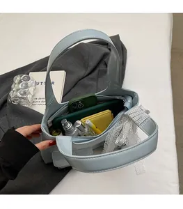 Dettaglio della grande capacità interna di questa borsa sottobraccio in PU blu da donna
