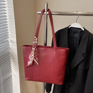 Rote Leder-Shopper mit Seidenschal und Goldaufdruck für den täglichen Büroalltag