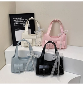 Dettaglio di quattro borse a spalla chic con fibbie metalliche e fiocchi di pizzo in vari colori