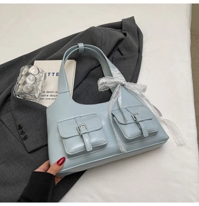 Dettaglio borsa tote azzurra in ecopelle con doppie tasche e fiocco in pizzo