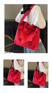 Dettaglio della borsa tote in tela rossa con tasche multiple e ampi spallacci comodi