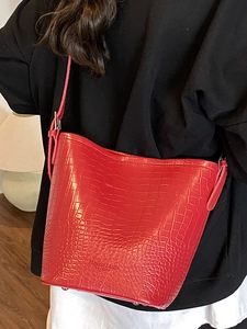 Fashionable red crocodile pattern bucket bag with leather strap for women casual commute