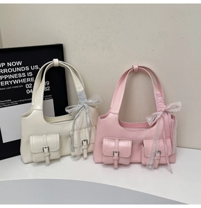 Dettaglio di borse tote alla moda con fiocchi in pizzo e doppie tasche in crema e rosa