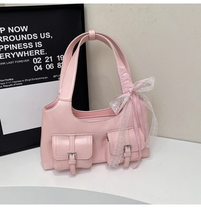 Dettaglio ravvicinato della borsa tote rosa con fiocco in pizzo e tasche con fibbia