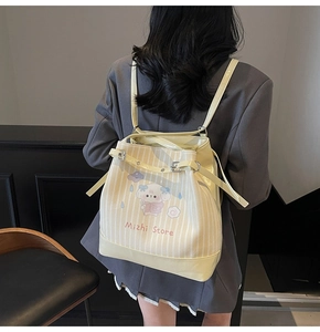 Dettaglio di una graziosa borsa tote in tela con stampa di cani e tracolla