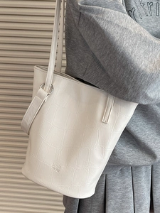 Chic white crocodile pattern bucket bag with thin shoulder strap for modern women