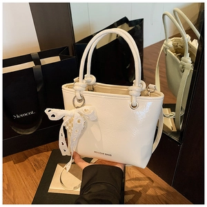 Détail du sac seau plissé blanc avec nœud en dentelle, perle et logo MIAOSHE BAGS