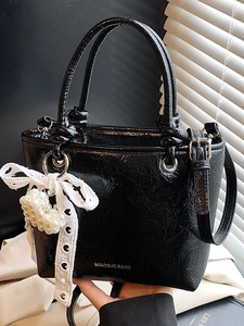 Sac seau en cuir verni plissé noir avec nœud en dentelle et pendentif cœur en perle