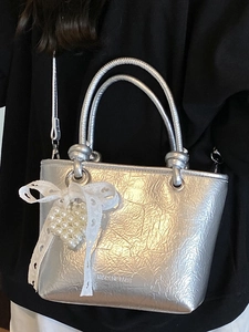Sac seau plissé argenté avec nœud en dentelle et pendentif cœur en perles