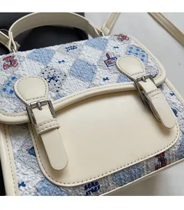Vue détaillée du sac à dos matelassé avec motifs d'ours et boucle métallique