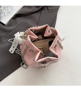 Vue intérieure du sac seau rose montrant l'espace pour téléphone et maquillage