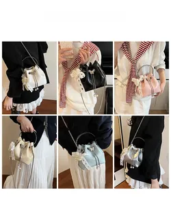 Sacs seaux à la mode avec breloques papillon et détails en dentelle en six couleurs