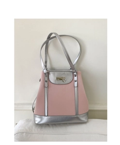 Vue détaillée du sac cabas rose et argent avec pendentif coeur et base effet miroir
