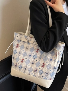 Borsa tote a quadretti bianchi e blu con motivo a orso e spalline in pelle