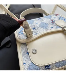 Détail du sac à main matelassé bleu clair avec fermeture magnétique à bouton-pression