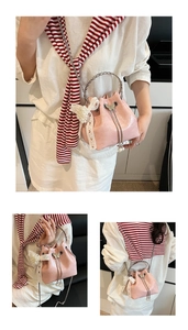 Sac seau rose à cordon avec dentelle, perle et ornement papillon en métal chic