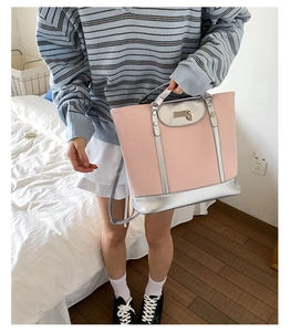 Détail du sac cabas rose et argenté avec breloque cœur et fermoir métallique