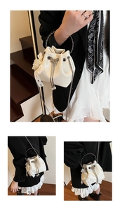 Détail du sac seau blanc brillant avec poignée ronde argentée et nœud en perles