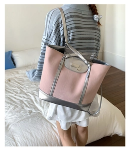 Détail du grand sac cabas rose et argenté avec cuir de qualité et boucle métallique de luxe