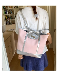 Détail du sac cabas rose et argenté montrant les poignées et la matière texturée