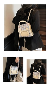 Détails du sac à dos ours crème avec motif à losanges bleus et fines bretelles