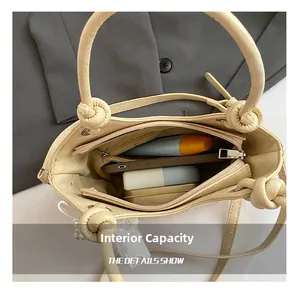 Innenansicht der beigen Beuteltasche mit Reißverschlussfach und Platz für Utensilien