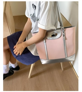 Détail du sac cabas en similicuir rose et argent avec fermoir métallique et anses robustes