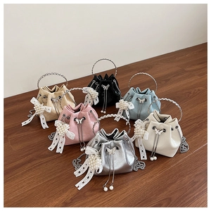 Vue détaillée de sacs seaux en six couleurs avec nœuds en dentelle et perles