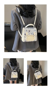 Détail du sac à dos motif ours mignon avec bretelles réglables et boucle argentée