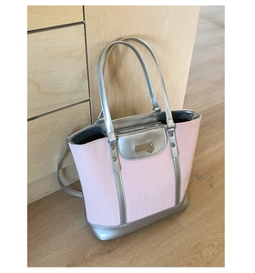 Détail du sac cabas rose à grain de bois avec garniture argentée et pendentif cœur