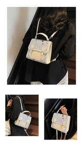 Détail du mini sac à dos en tweed bleu clair avec des motifs de dessins animés mignons