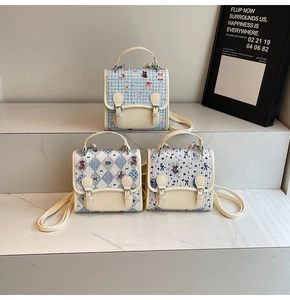 Détail de trois sacs à bandoulière avec motifs à carreaux, losanges et fleurs élégants