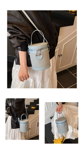 Dettagli di una borsa a secchiello celeste con texture, stile a tracolla e a mano