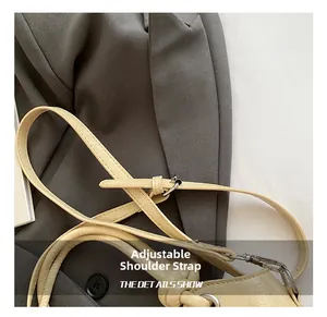 Detailansicht der beigefarbenen Leder-Eimertasche mit verstellbarer Schnalle und feiner Naht