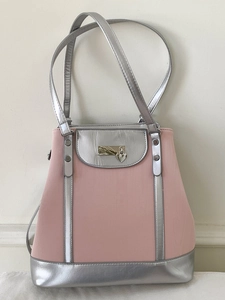 Sac fourre-tout rose et argent avec breloque cœur, vue de face pour le quotidien