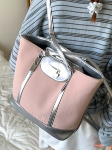 Sac fourre-tout rose et argent avec breloque cœur sur modèle pour le trajet quotidien