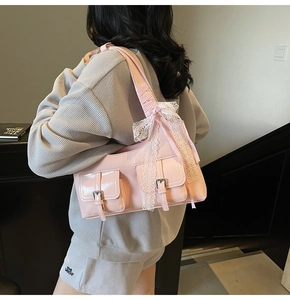Borsa tote in pelle verniciata rosa con pizzo e fiocco in stile balletcore